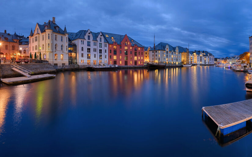 Ålesunds Jugendstil spiegelt sich malerisch im Wasser – ein Highlight unserer Skandinavien Busreisen.