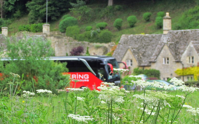 Reisering Hamburg Reisebus in den malerischen Cotswolds in Südengland.