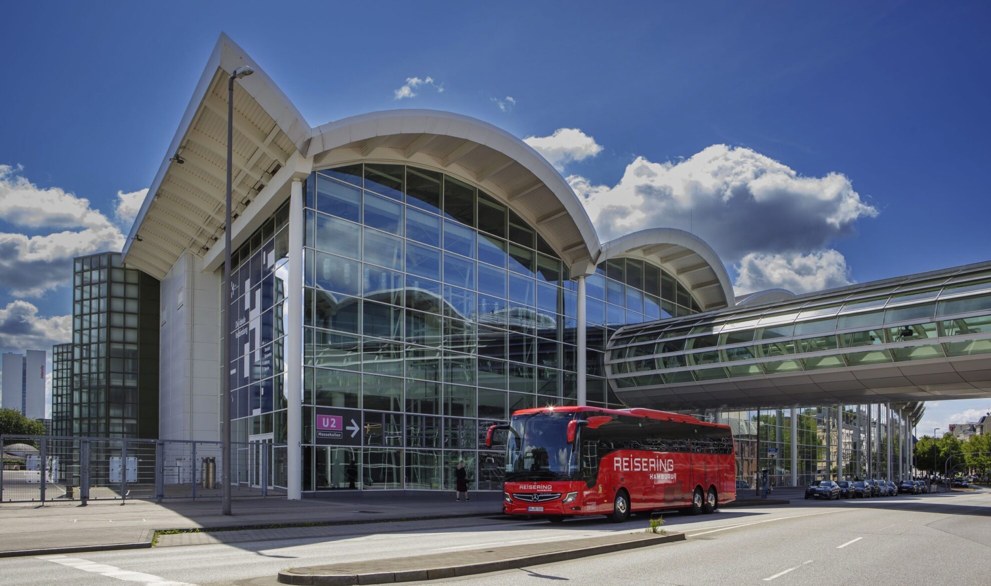 Reisering Hamburg Reisebus an den Messehallen – komfortabel und zuverlässig zu Events, Gruppenreisen und Ausflügen ab Hamburg.
