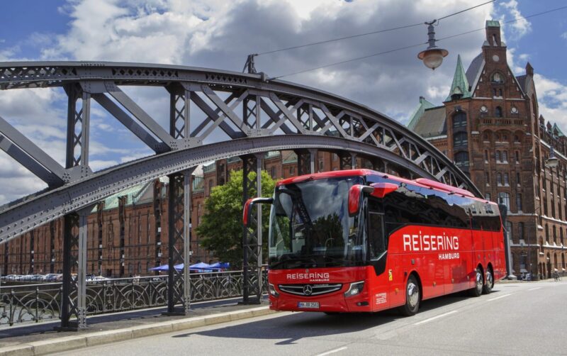 Reisering Hamburg Reisebus in der Speicherstadt – komfortabel unterwegs zu Hamburgs Sehenswürdigkeiten und Gruppenreisen.