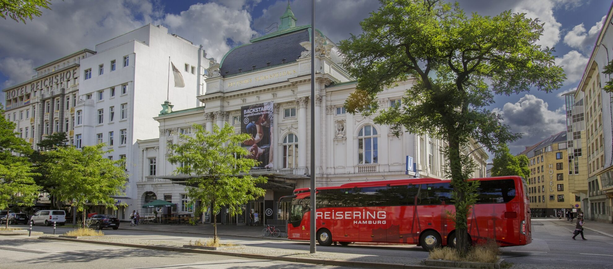 Reisering Hamburg Reisebus vor dem Deutschen Schauspielhaus in Hamburg – komfortabel unterwegs in der Hansestadt.