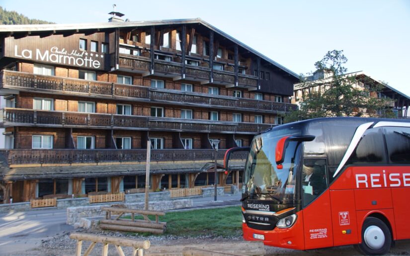 Reisering Hamburg Reisebus vor dem Chalet-Hotel La Marmotte in den französischen Alpen.