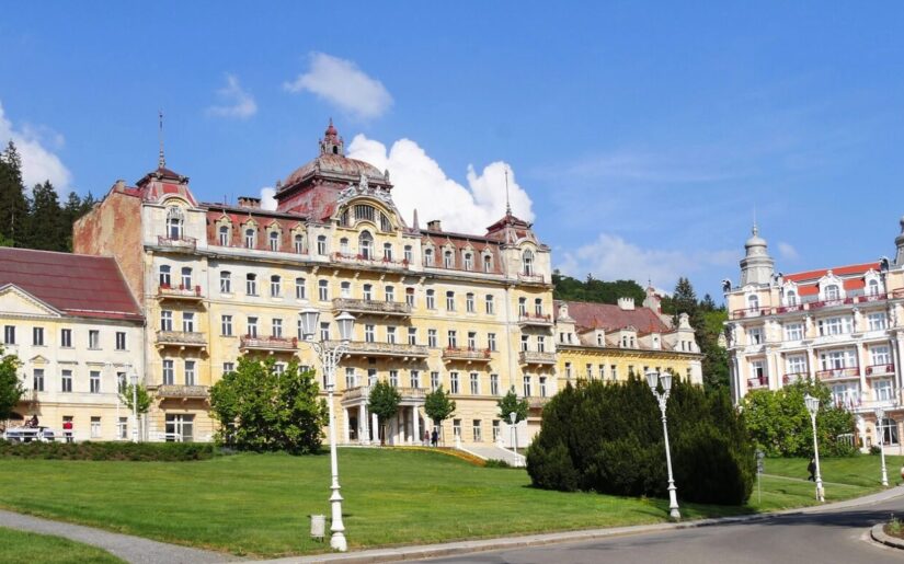 Historische Kurhotels, elegante Fassaden und ein weitläufiger Park prägen das Stadtbild - ideale Kulisse für stilvolle Kurreisen mit Erholung und Flair.
