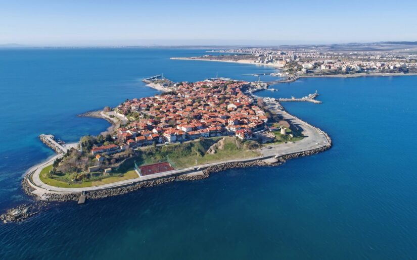Luftaufnahme der historischen Altstadt von Nessebar an der bulgarischen Schwarzmeerküste
