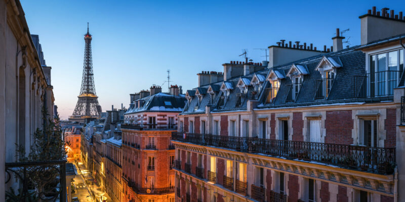 Abendstimmung in Paris mit Blick auf den Eiffelturm – romantisches Highlight jeder Busreise nach Frankreich