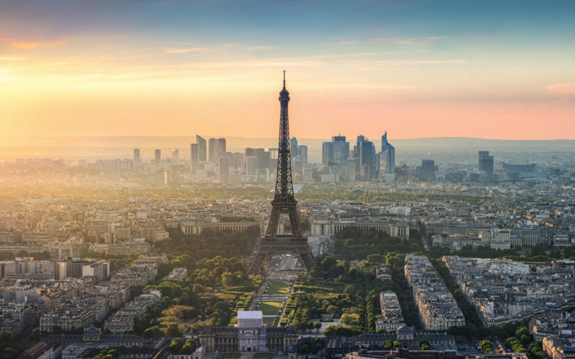 Panorama von Paris mit Eiffelturm bei Sonnenuntergang – Highlight jeder Busreise nach Frankreich