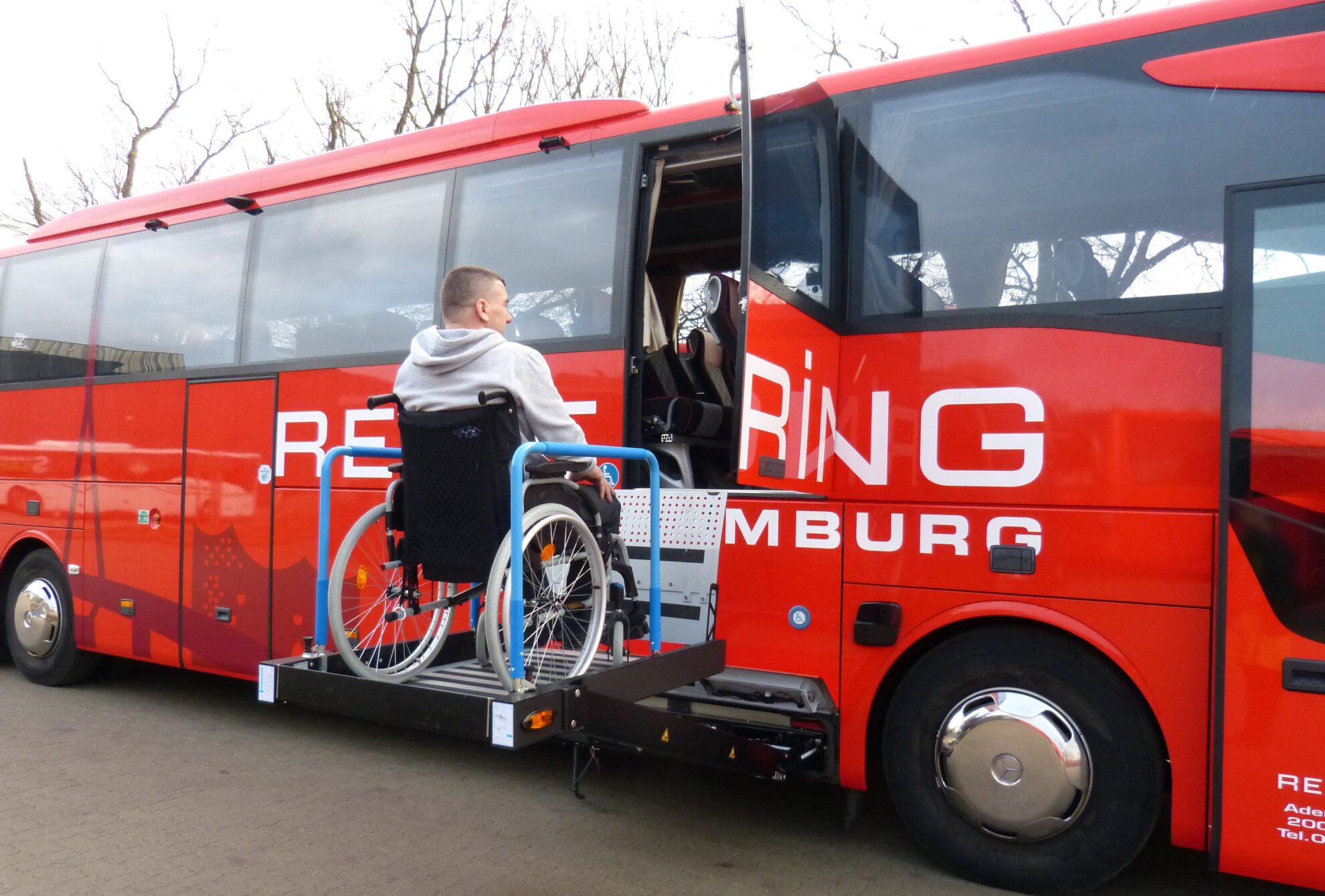 Rollibus RRH mit Gast auf Rampe-Ausschnitt