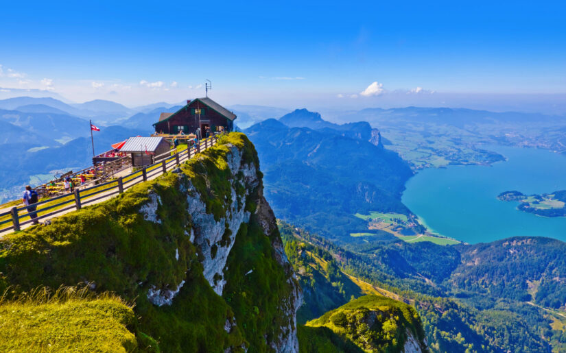Atemberaubender Ausblick vom Schafberg auf den Wolfgangsee - unvergessliche Momente bei Ihrer Busreise ins Salzkammergut erleben.