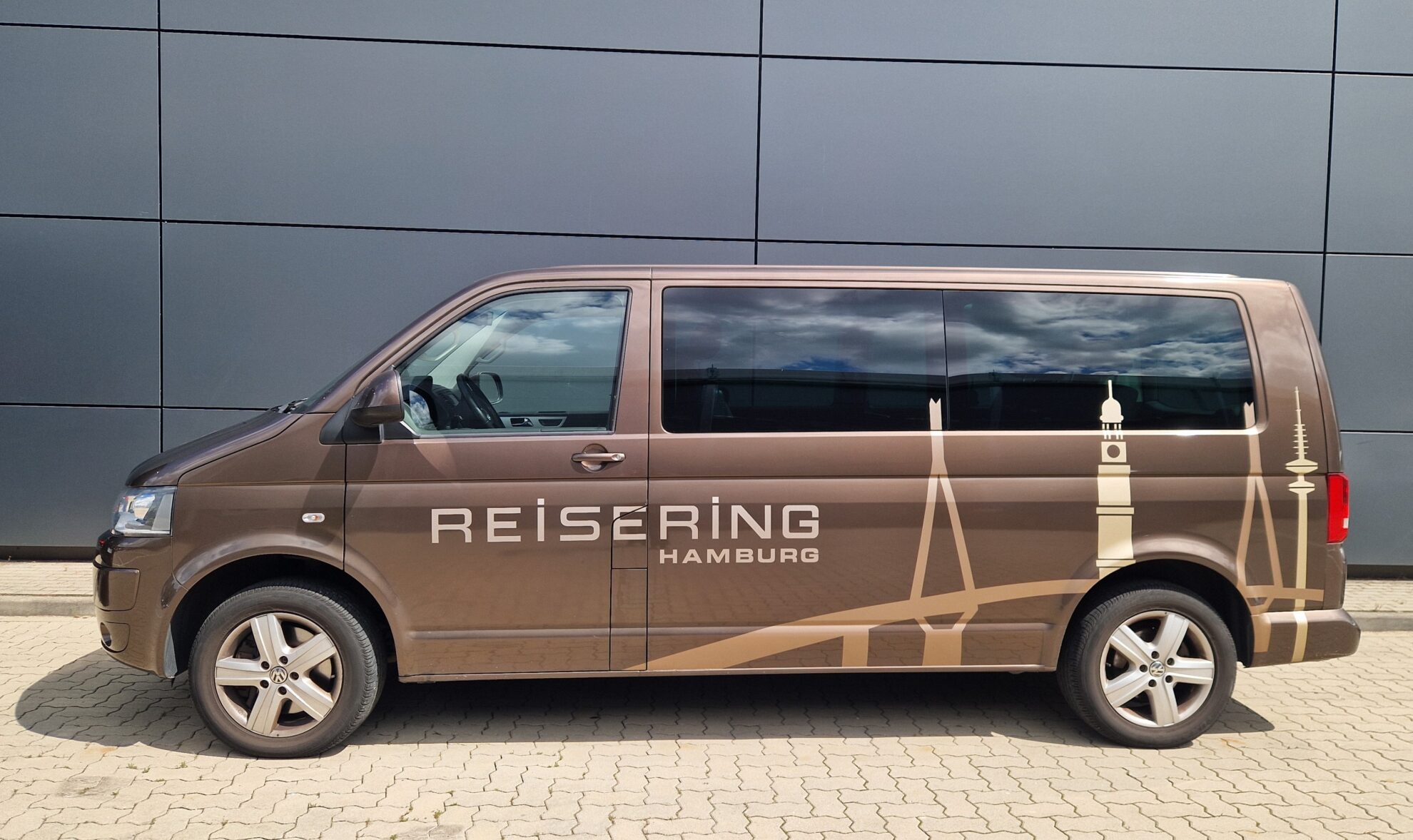Moderner VW Multivan vom Reisering Hamburg – ideal für kleine Gruppenreisen, Transfers und Tagesfahrten ab Hamburg. Komfortabel unterwegs mit Stil und hanseatischem Design.