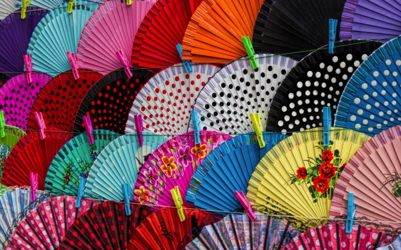 Bunte spanische Handfächer als traditionelles Souvenir aus Andalusien