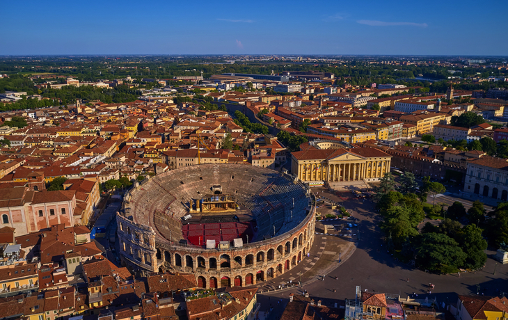 Luftaufnahme der Arena von Verona inmitten der Stadt.