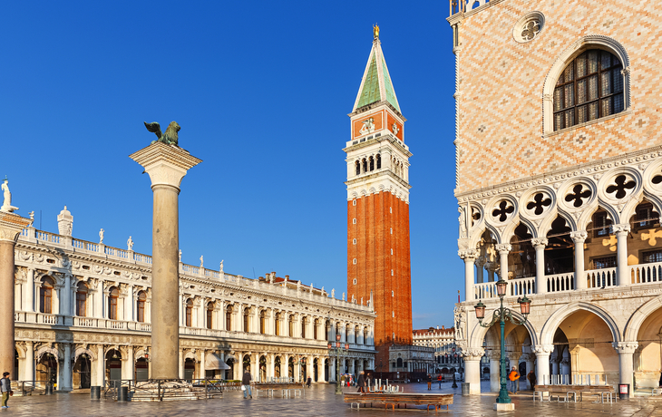 Piazza San Marco in Venedig mit Markusturm und Dogenpalast bei sonnigem Wetter.