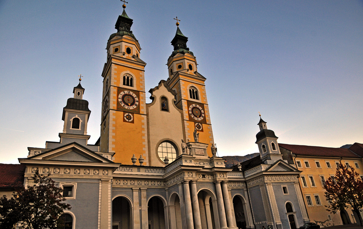 Blick auf den Brixner Dom in Brixen, Trentino-Südtirol, im Herbst.
