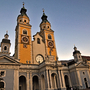 Blick auf den Brixner Dom in Brixen, Trentino-Südtirol, im Herbst.
