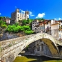 Dolceaqua Historische Steinbrücke in mittelalterlicher Stadt mit Burg und blauen Himmel.