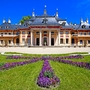 Pillnitz Barockschloss mit Garten und blühenden Blumen im Vordergrund.
