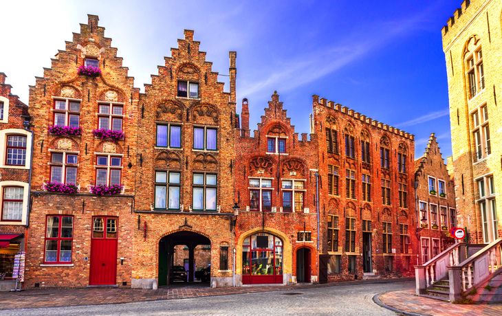 Historische Gebäude mit Treppengiebeln am Grote Markt in der Altstadt von Brügge, Belgien.