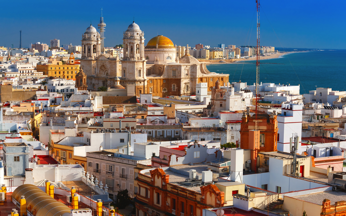 Stadtansicht von Cádiz mit der Kathedrale und dem Meer im Hintergrund.