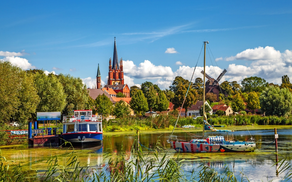 Panoramablick auf den Baumwipfelpfad entlang der bunten Baumkronen in Beelitz-heilstätten