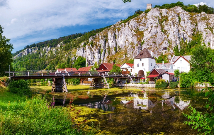 Essing im Altmühltal mit der Burg Randeck in Bayern