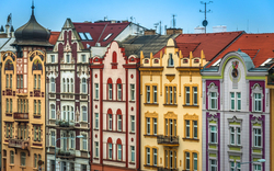 Bunte historische Häuser in Pilsen, Tschechien.