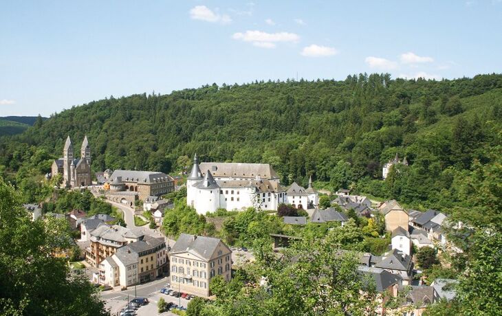 Blick auf die Altstadt und das Schloss Clervaux 