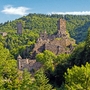 Mittelalterliche Burgruine in der Nähe der Eifelstadt Manderscheid
