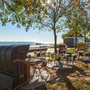 Café mit Strandkörben an herbstlicher Promenade am Meer.