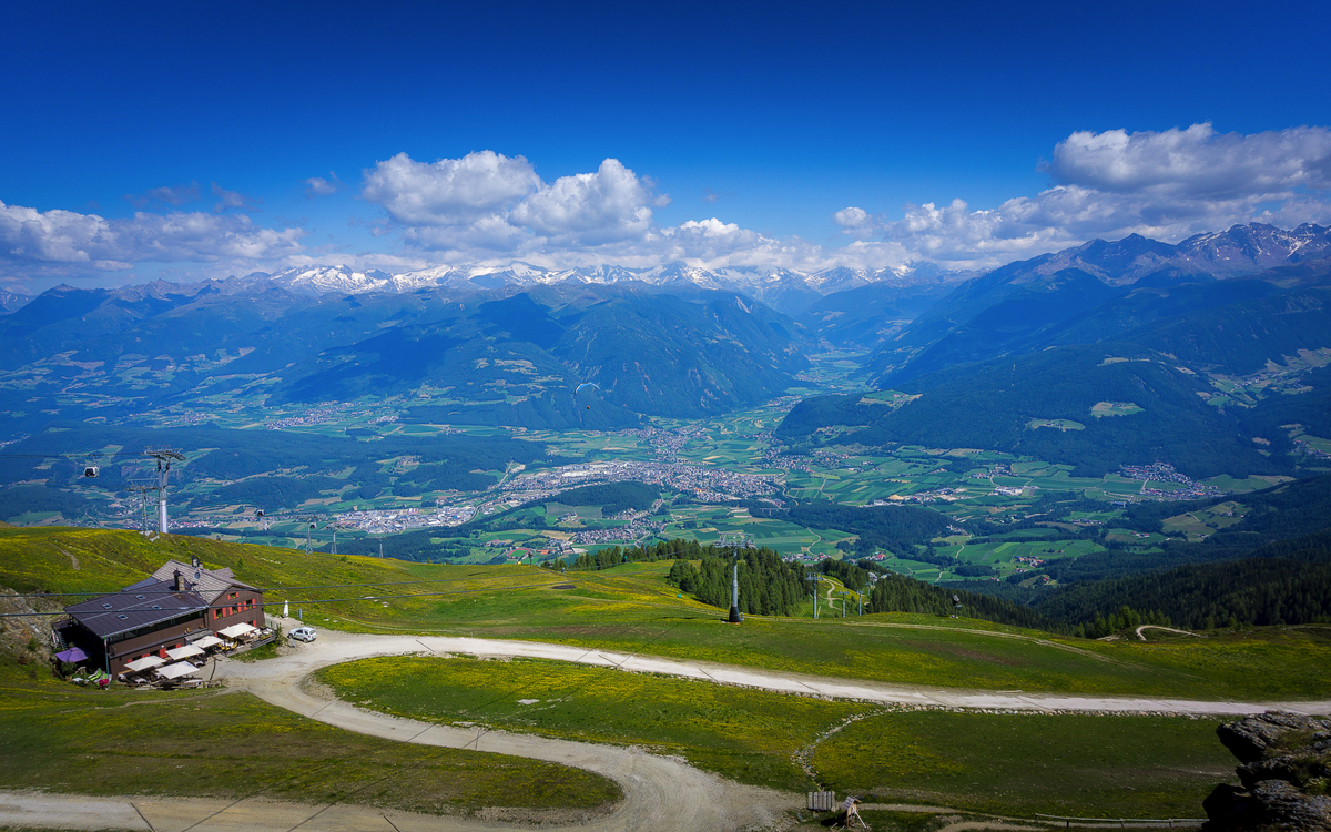 Panoramablick vom Gipfel des Kronplatz auf Bruneck und Ahrntal