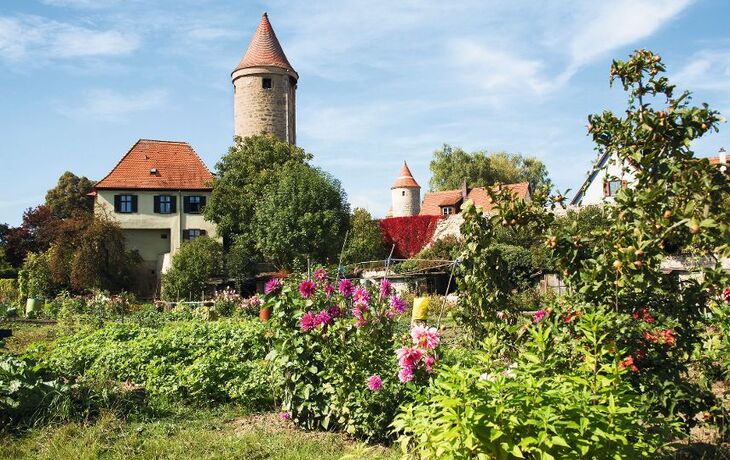 Wenig befahrener Fleck in Altstadt mit Wehrtürmen und Gärten