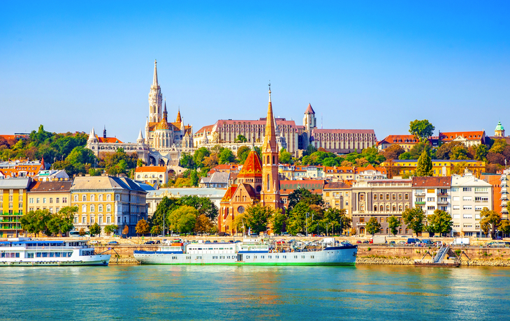 Panorama von Budapest mit Donau und Fischerbastei im Hintergrund.