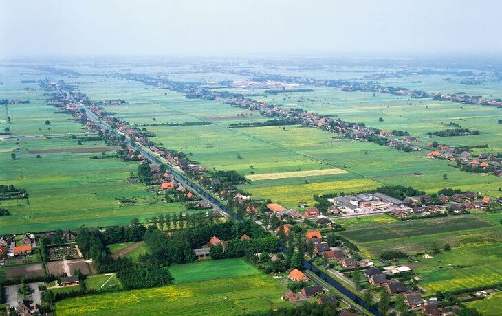 Weitläufige grüne Fehnlandschaft 
