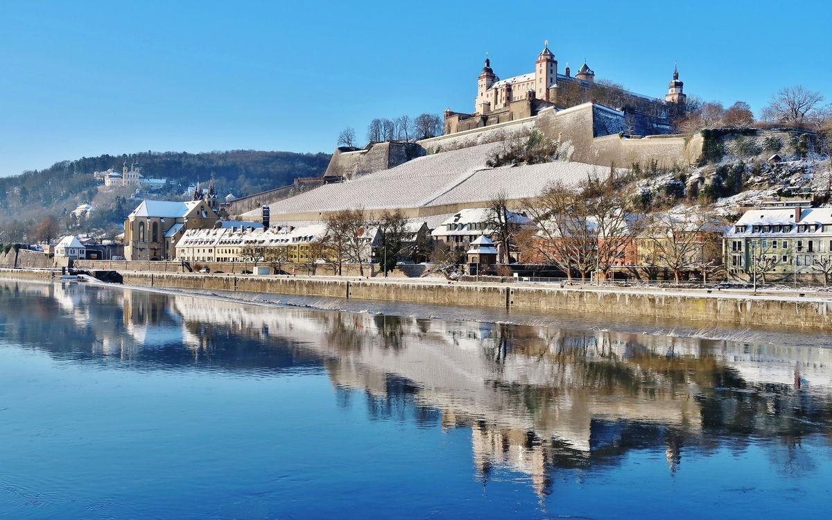 Festung Marienberg über dem verschneiten Main in Würzburg, Bayern, Deutschland im Winter.