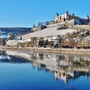 Festung Marienberg über dem verschneiten Main in Würzburg, Bayern, Deutschland im Winter.