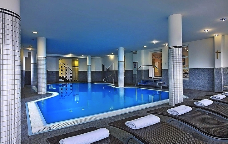 Schwimmbad im Hotel Arzlerhof
