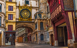 Historische Straße mit altem Uhrentor in Rouen, Frankreich.