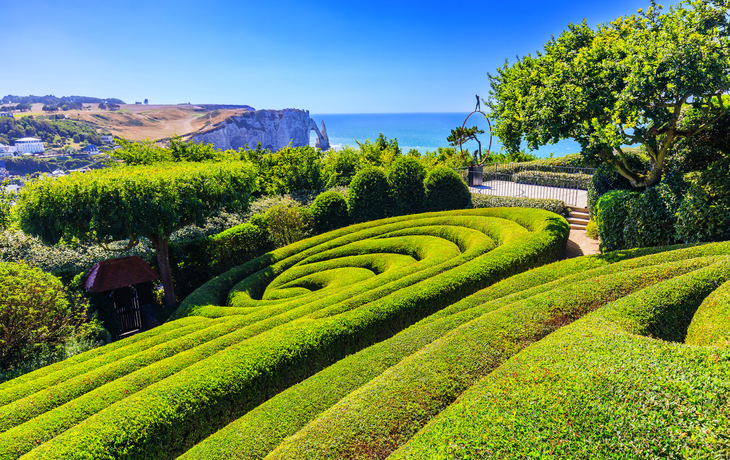 Gärten von Etretat mit Blick auf die Klippen der Alabasterküste in der Normandie, Frankreich.