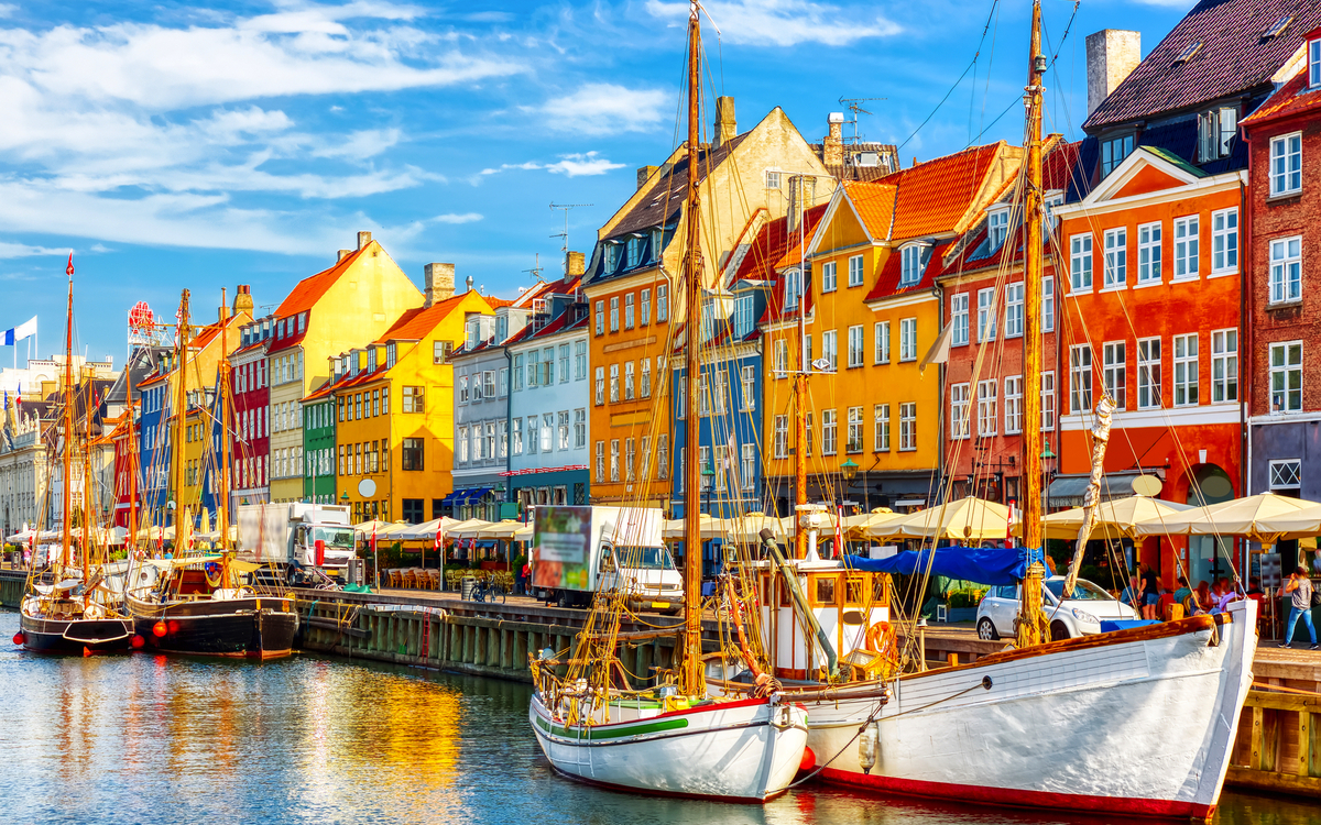 Bunte Gebäude und Boote am alten Hafen Nyhavn im Zentrum von Kopenhagen, Dänemark.