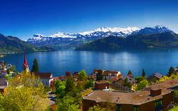 Panoramablick auf Weggis am Vierwaldstättersee mit umliegender Berglandschaft in der Schweiz.