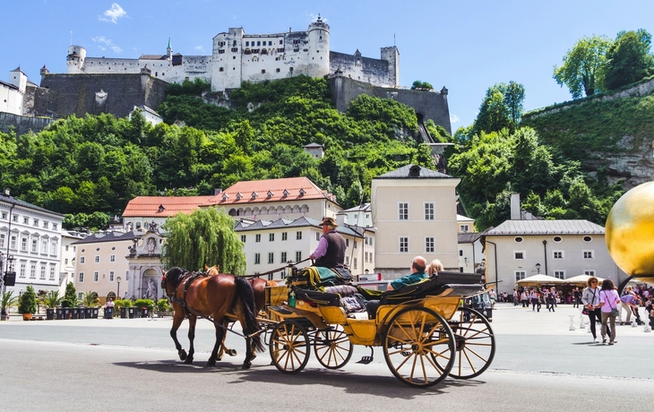 Pferdekutsche vor der Festung Hohensalzburg