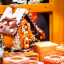 Lebkuchenhaus mit bunten Dekorationen auf einem Weihnachtsmarkt.