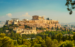 Akropolis von Athen, Griechenland mit Ruinen und antiken Denkmälern im Zentrum der Stadt.