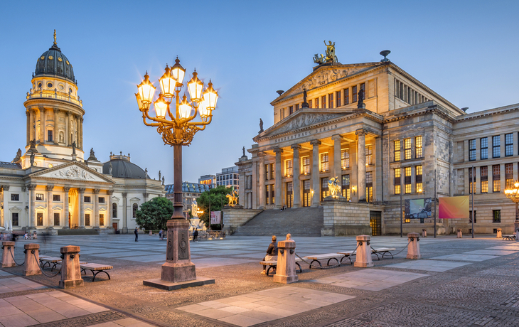Konzerthaus und Deutscher Dom am Gendarmenmarkt in Berlin, Panoramaaufnahme bei Tageslicht