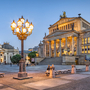 Konzerthaus und Deutscher Dom am Gendarmenmarkt in Berlin, Panoramaaufnahme bei Tageslicht
