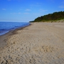 Sandstrand mit Wald nahe Pobierowo