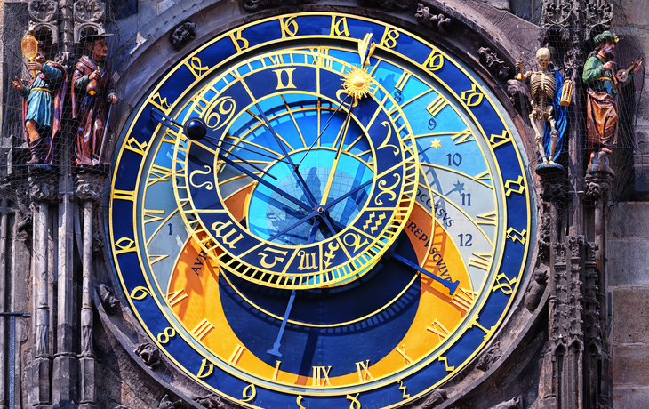 Astronomische Uhr mit bunten Verzierungen und Figuren.