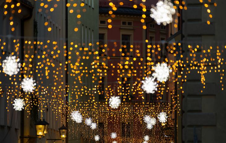 Gesandtenstraße in Regensburg mit weihnachtlicher Lichterkettendekoration bei Nacht
