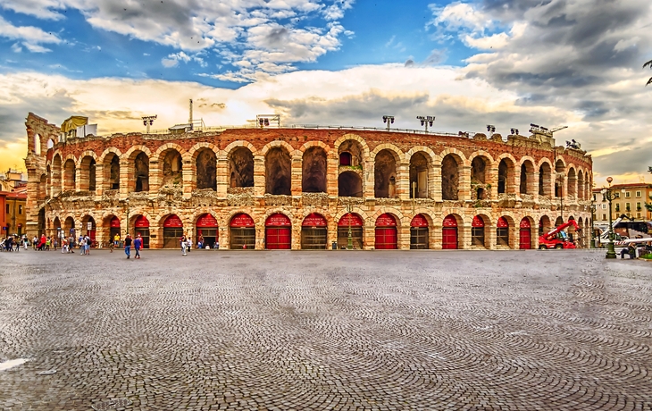 Römisches Amphitheater in Verona, Italien, bei Tageslicht mit Wolken am Himmel.