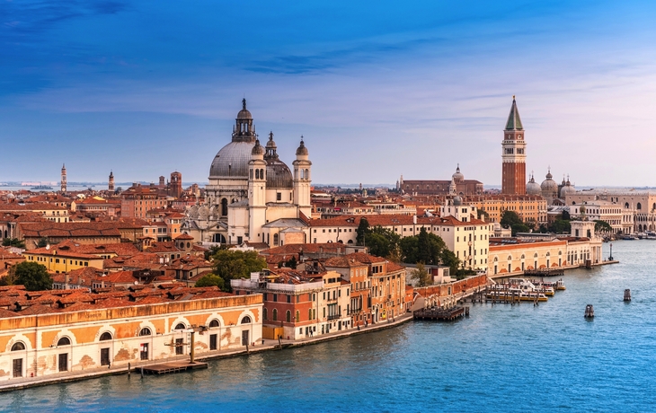 Panorama von Venedig mit der Basilika Santa Maria della Salute am Wasser.