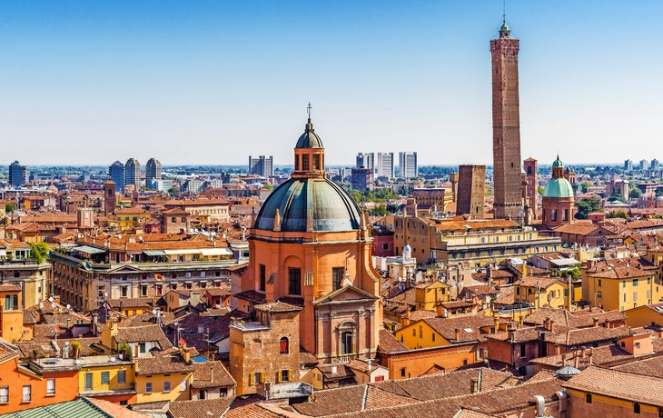 Stadtpanorama von Bologna mit historischen Gebäuden und Türmen